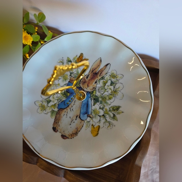 Peter Rabbit Two-Tier Dessert Stand With Gold Handle - Picture 4 of 7